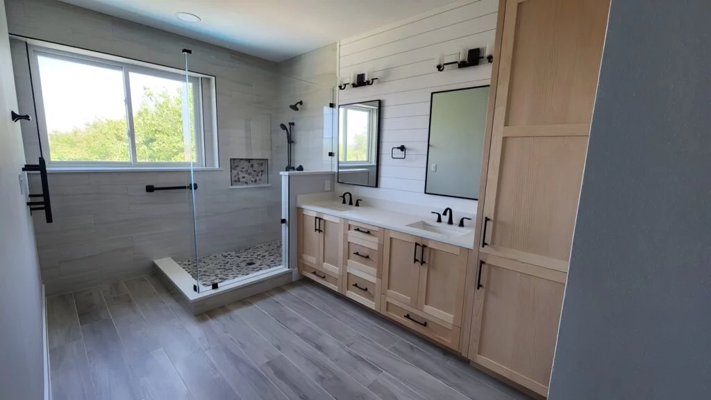 Black accents in a modern bathroom